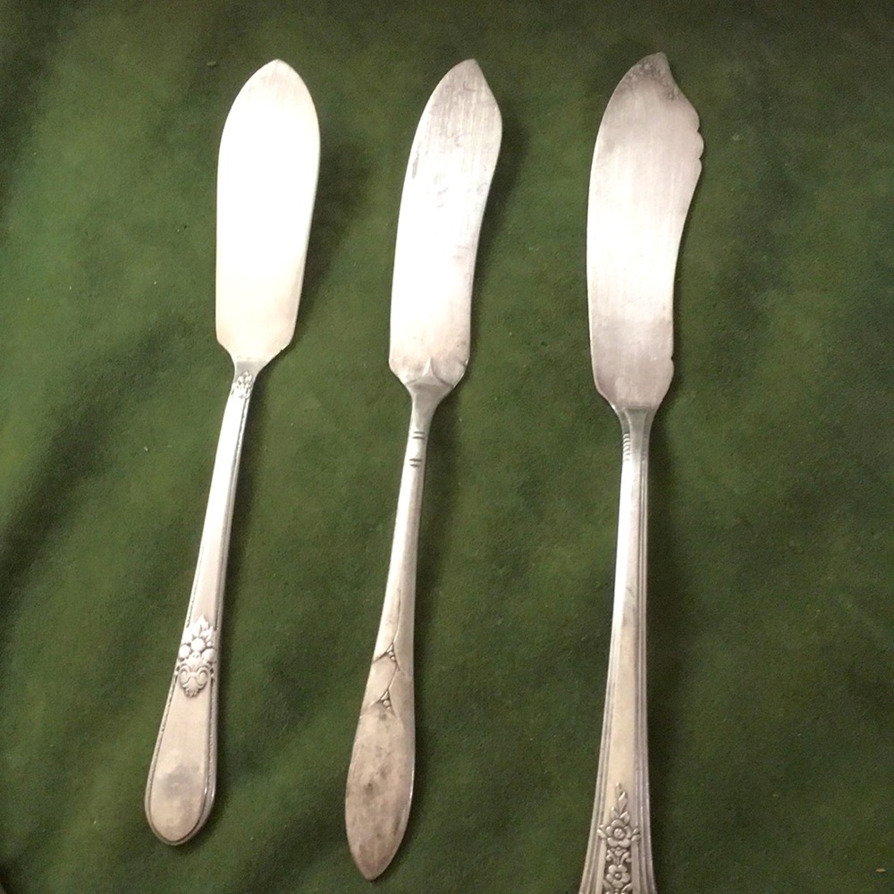 3 Silverplate vintage butter knives
